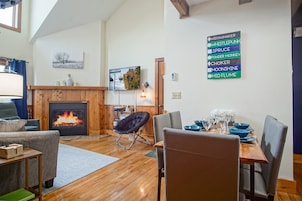 公寓式客房, 多张床, 壁炉, 山景 (1 Br Plus Loft : Whistlepunk 44) | 1 多间卧室、特色装修、特色家居、床单