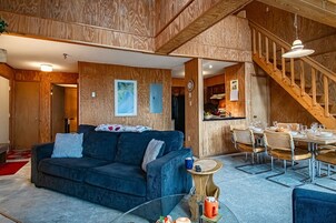 Lakás, több ágy, erkély, kilátással a hegyre (2 Br: Leatherbark 301 B) | Nappalirész