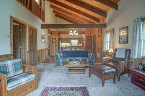 Condo, varias camas, acceso a la alberca, vista a la montaña (4 Br: Whistlepunk 12) | Área de sala de estar