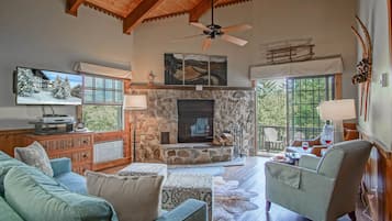 Condo, Multiple Beds, Balcony, Mountain View (4 Br: Whistlepunk 18) | Living area