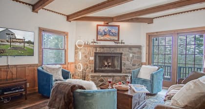 Whistlepunk #11: 2 Bedroom, 2 Bath: Wood Fireplace.central Location