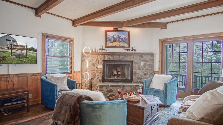 Whistlepunk #11: 2 Bedroom, 2 Bath: Wood Fireplace.central Location