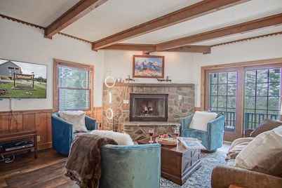Whistlepunk #11: 2 Bedroom, 2 Bath: Wood Fireplace.central Location