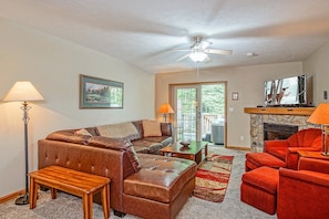 Living area - Creekside E17, Frisco Kid Retreat Jacuzzi Sleeps 11 (Snowshoe)