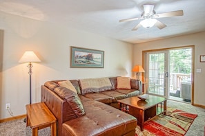 Maison, plusieurs lits, bain à remous, vue montagne (3 Br Plus: Creekside E17) | Coin séjour