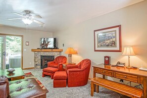 Casa, várias camas, banheira de imersão, vista para a montanha (3 Br Plus: Creekside E17) | Área de estar