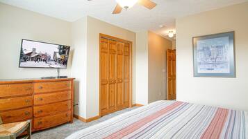 Maison, Plusieurs lits, baignoire à remous, vue sur la montagne (3 Br Plus: Creekside E17) | 4 chambres, décor unique, ameublement unique, literie fournie