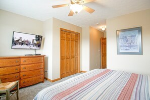 Casa, várias camas, banheira de imersão, vista para a montanha (3 Br Plus: Creekside E17) | 4 quartos, individualmente decorados, individualmente mobiliados
