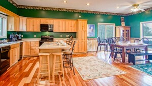 Nhà, nhiều giường, có thể sử dụng hồ bơi, quang cảnh núi (5 Br: South Westridge 72-153) | Bếp riêng