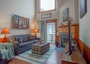 Living area - Whistlepunk 36: 1 Br Plus Bonus Sleeping Loft Slope Side (Snowshoe)