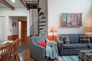 Condo, Plusieurs lits, accès à la piscine, vue sur la montagne (1 Br Plus Loft: Whistlepunk 36) | Aire de séjour