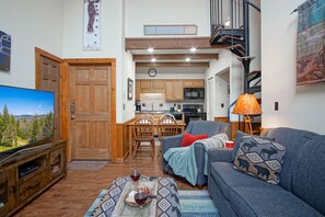 Condo, varias camas, acceso a la alberca, vista a la montaña (1 Br Plus Loft: Whistlepunk 36) | Área de sala de estar