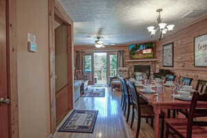 House, Multiple Beds, Hot Tub, Mountain View (5 Br: Loggers Run 11) | 5 bedrooms, individually decorated, individually furnished, bed sheets