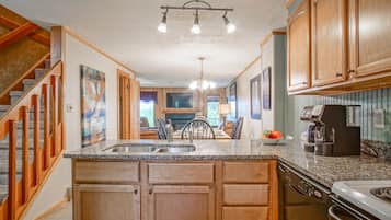 Condo, Multiple Beds, Fireplace, Mountain View (2 Br: Powderidge 14) | Private kitchen