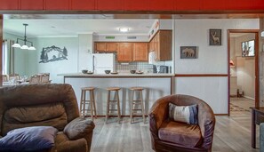 Condo, Multiple Beds, Balcony, Mountain View (3 Br: Summit 304 B) | Living area - Summit 304b 3 Bedrooms 2 Full Baths (Snowshoe)