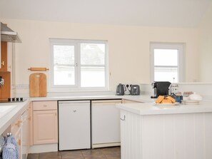 Cottage | Dapur pribadi | Mesin pencuci piring dan peralatan masak/sendok-piring