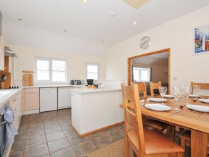 Cottage | Dapur pribadi | Mesin pencuci piring dan peralatan masak/sendok-piring