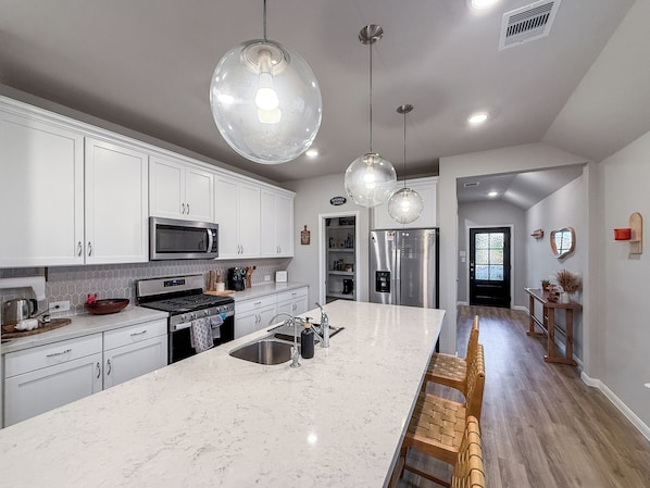 Micro-ondes, four, plaque de cuisson, lave-vaisselle