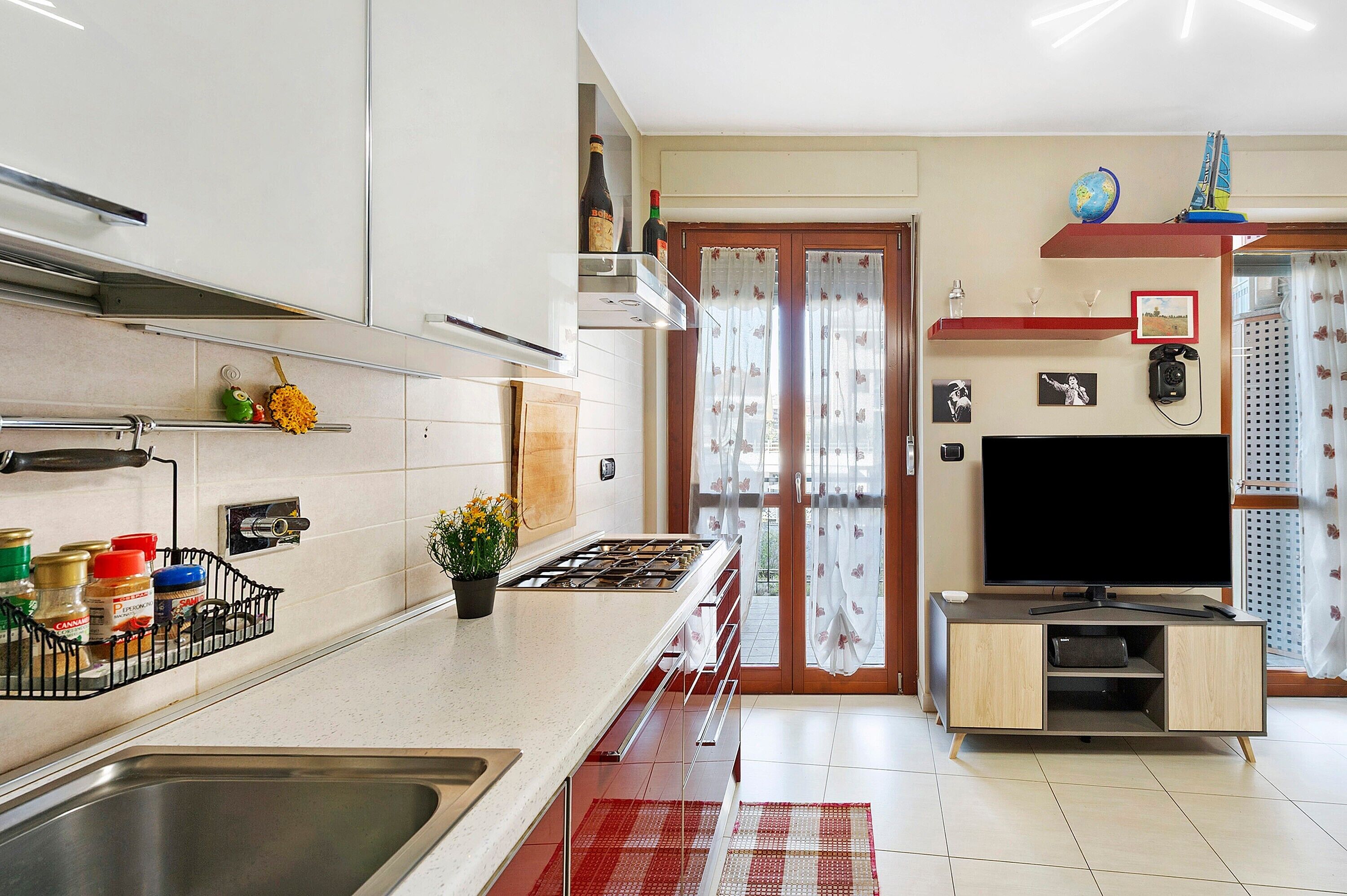 Frigorifero, microonde, forno, piano cottura