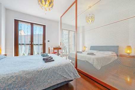 Iron/ironing board, WiFi, bed sheets, wheelchair access. Casa Del Sole Apartment with Balcony