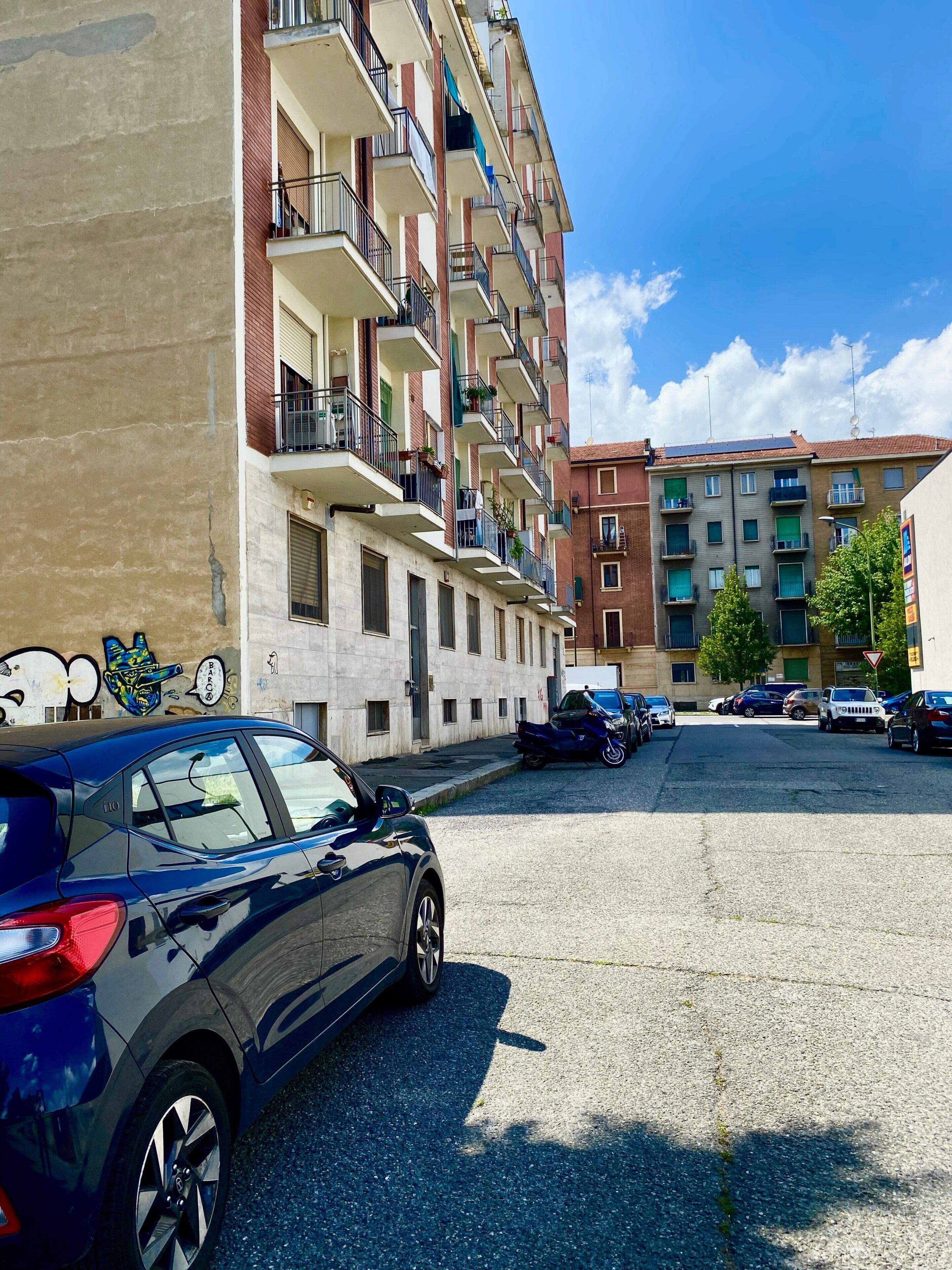 Un parking à étages avec des voitures garées sur le parking.