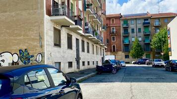 Un parking à étages avec des voitures garées sur le parking.