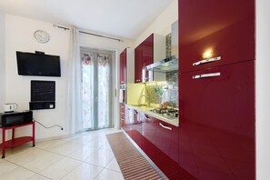 Fridge, microwave, oven, stovetop - Holiday Home 'Sofìa' with Private Terrace, Balcony and Air Conditioning (Torino)