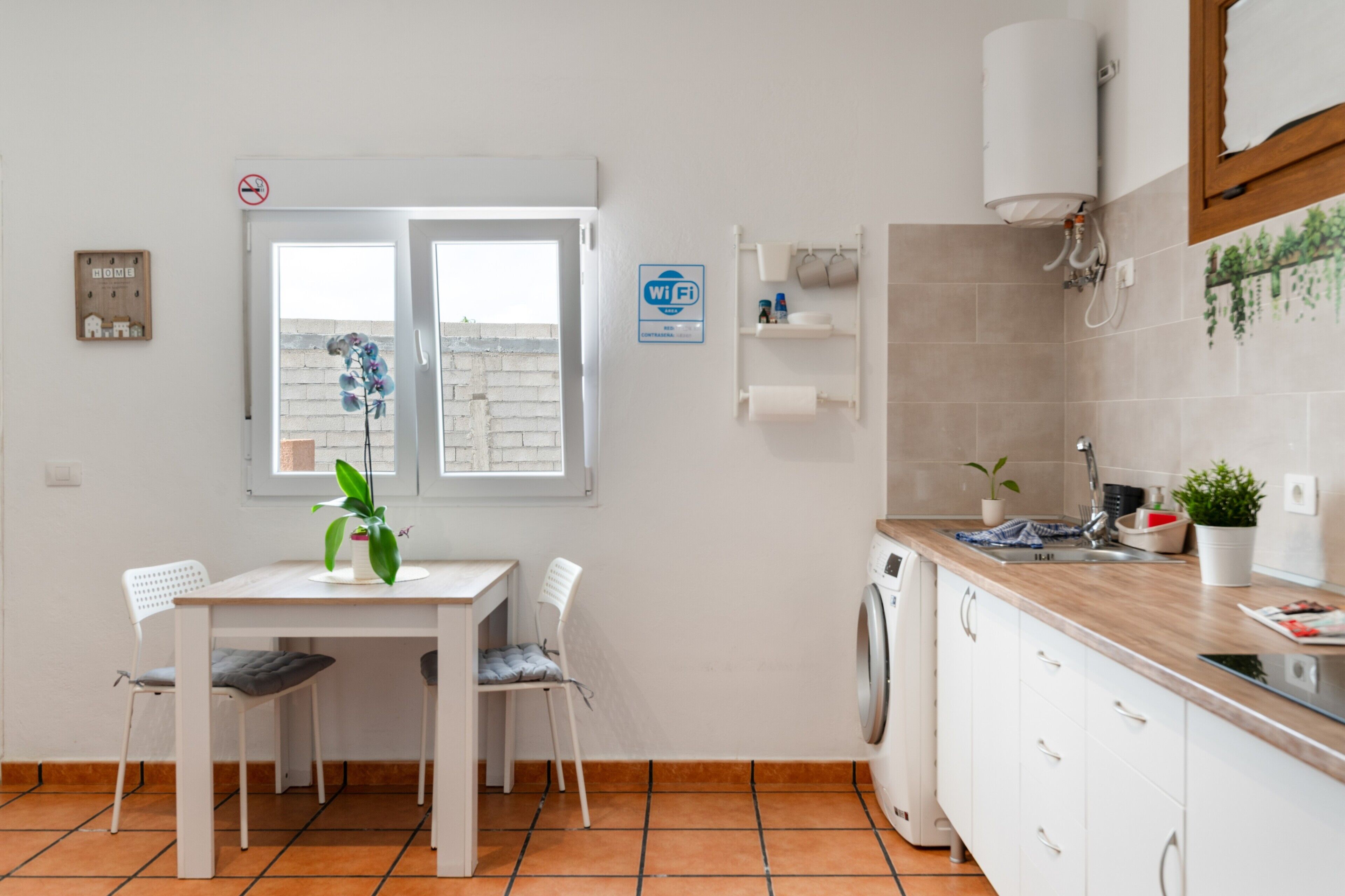 Refrigerador, parrilla de estufa, cafetera y tetera y tetera eléctrica 