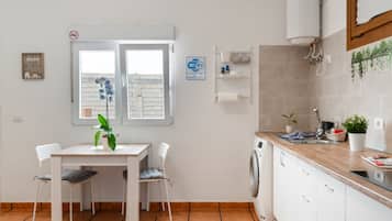 Refrigerador, parrilla de estufa, cafetera y tetera y tetera eléctrica