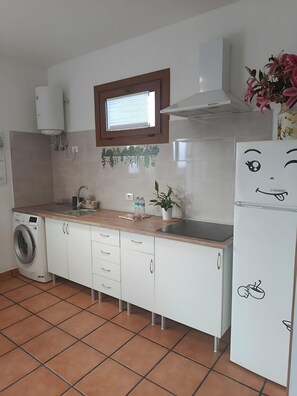 Kühlschrank, Herdplatte, Wasserkocher mit Kaffee-/Teezubehör