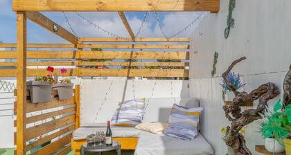 Holiday Home 'Liz' with Sea View, Private Terrace and Wi-Fi
