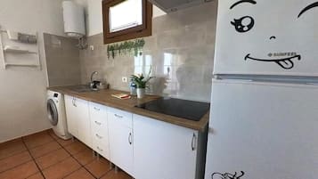 Fridge, stovetop, coffee/tea maker, electric kettle