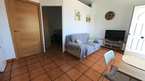 TV - Holiday Home 'Liz' with Sea View, Private Terrace and Wi-Fi (Tías)