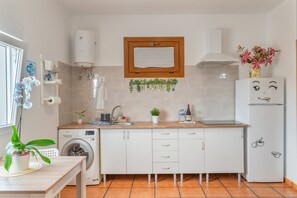 Kühlschrank, Herdplatte, Wasserkocher mit Kaffee-/Teezubehör