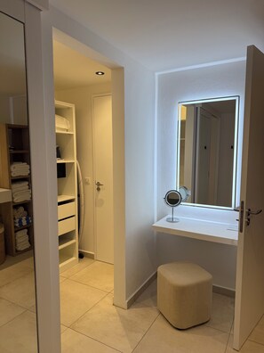 Douche, sèche-cheveux, serviettes fournies, savon