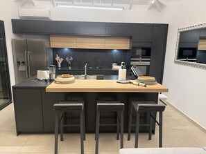 Kjøleskap, mikrobølgeovn, ovn og kokeplater