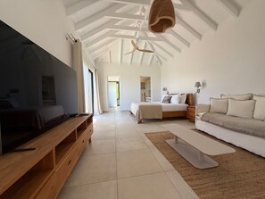 1 chambre, coffre-fort, fer et planche à repasser