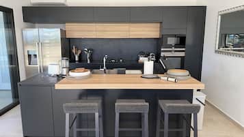 Kjøleskap, mikrobølgeovn, ovn og kokeplater