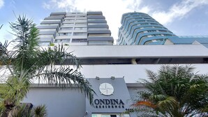 A modern building with a sign for 'ONDINA RESIDENCE'. - COOND0102 - Ondina Residence (Salvador)