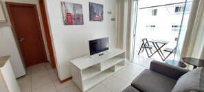 Lägenhet Basic | Vardagsrum | 32-tums smart-tv med digitalkanaler och streamingtjänster