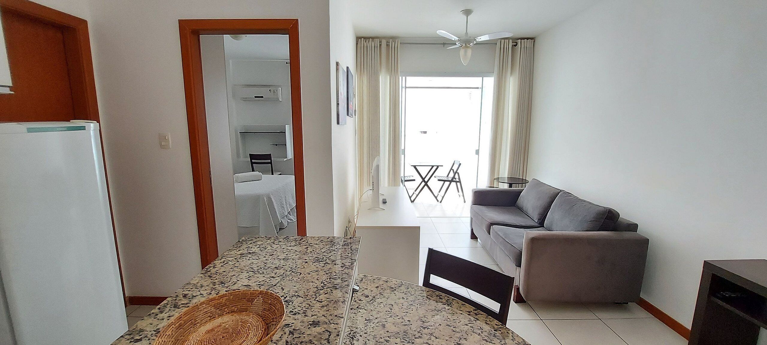 Apartamento básico | Área de estar | Smart TV 32 polegadas com canais digitais, serviços de streaming