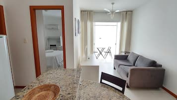 Apartamento básico | Área de estar | Smart TV 32 polegadas com canais digitais, serviços de streaming