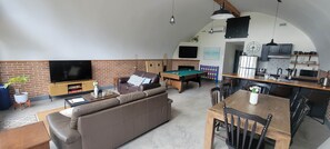 TV connectée, cheminée, jeux vidéo, livres