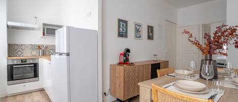 Kühlschrank, Mikrowelle, Ofen, Wasserkocher mit Kaffee-/Teezubehör