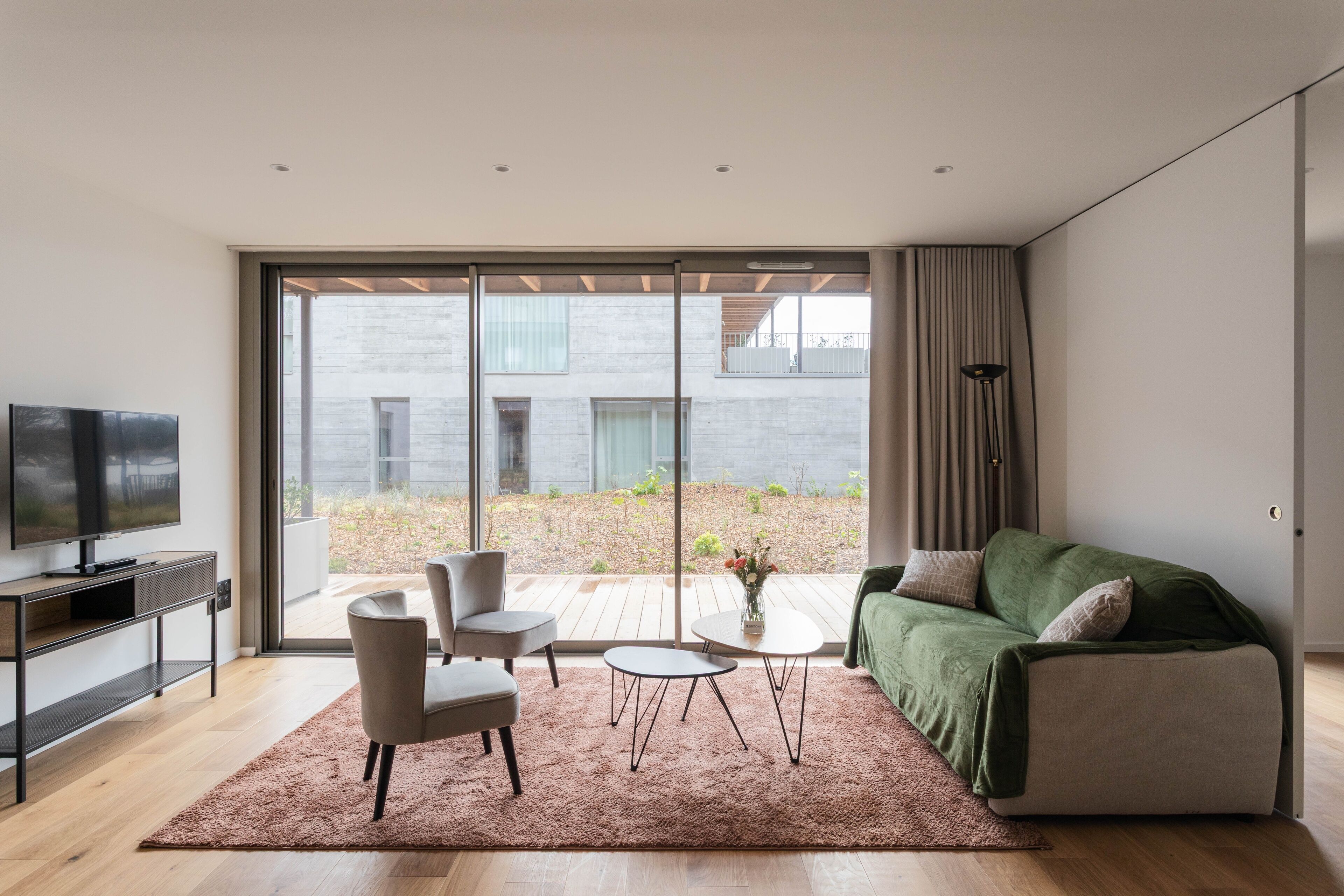 Een televisie en een stereo