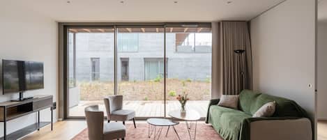 Een televisie en een stereo