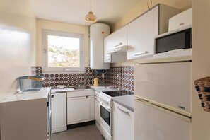 Kylskåp, mikrovågsugn, ugn och diskmaskin