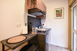 Fridge, microwave, coffee/tea maker, cookware/dishes/utensils - Le 1 du Clos Fleuri - Studio avec extérieur privatif (Caen)