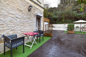 Outdoor dining - Le 1 du Clos Fleuri - Studio avec extérieur privatif (Caen)