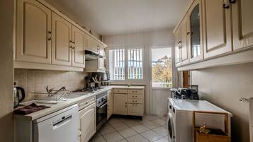 Réfrigérateur, micro-ondes, four, lave-vaisselle